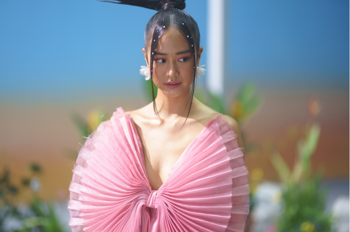 Hot girl Thuỳ Trinh sinh năm 1992. Cô được sinh ra và lớn lên ở thủ đô Paris.