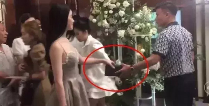 Dạo gần đây Quang Hải được bắt gặp xuất hiện cùng Chu Thanh Huyền trong đám cưới một số cầu thủ Nguyễn Thành Chung, Hồ Tấn Tài, Hà Đức Chinh, thủ môn Bùi Tiến Dũng...