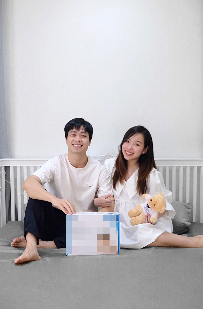 Sau khi sinh đứa con đầu lòng, vợ Công Phượng ít xuất hiện hơn trước công chúng, những lần hiếm hoi mới đây cô nàng có mặt là ở đám cưới các cầu thủ.