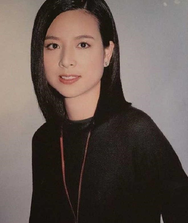 Trước đó, Madam Pang cũng từng tiết lộ một vài bức ảnh cũ khác của mình từ thời sinh viên. Những hạn chế về kỹ thuật chụp ảnh và trang điểm ngày trước vẫn không làm giảm đi nhan sắc của nữ tỷ phú.