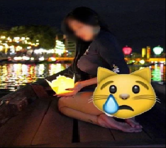 Từ hình ảnh chia sẻ cho thấy, cô diện một bộ đồ khá giống với áo dài Việt nhưng đã được may cách tân. Tuy nhiên tà áo hờ hững đã tạo nên bộ trang phục phản cảm khi để lộ nguyên vòng 3.