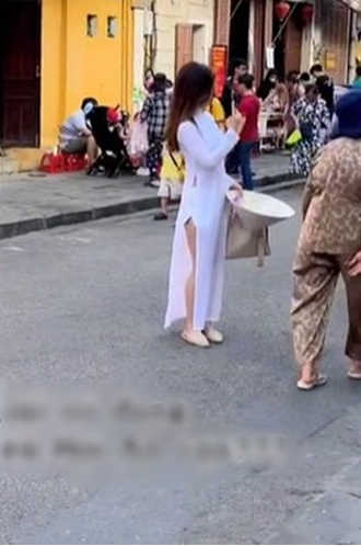 Chủ tài khoản TikTok này cảm thấy bức xúc khi bắt gặp hình ảnh du khách ăn mặc phản cảm tại Hội An.