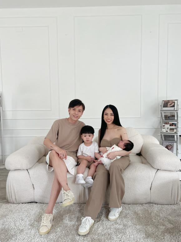 Nhìn tổng thể, vóc dáng của mẹ bỉm vẫn rất nhẹ nhàng, gọn gàng chứ không hề lộ chút dấu hiệu sồ sề sau sinh.