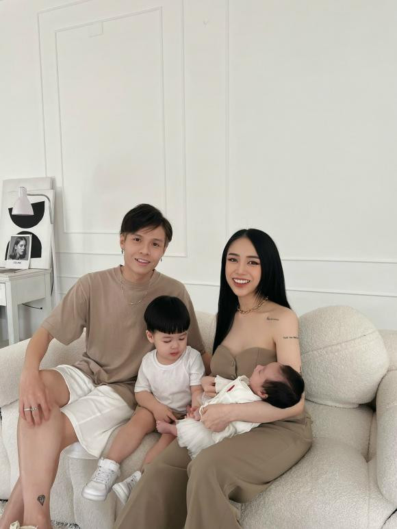 Trải qua hai lần lâm bồn thế nhưng vóc dáng của ái nữ Minh Nhựa càng lúc càng “cháy” hơn.