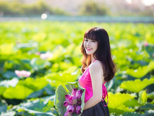 Chụp ảnh hoa sen đang là trào lưu của các hội chị em mỗi mùa sen nở rộ.