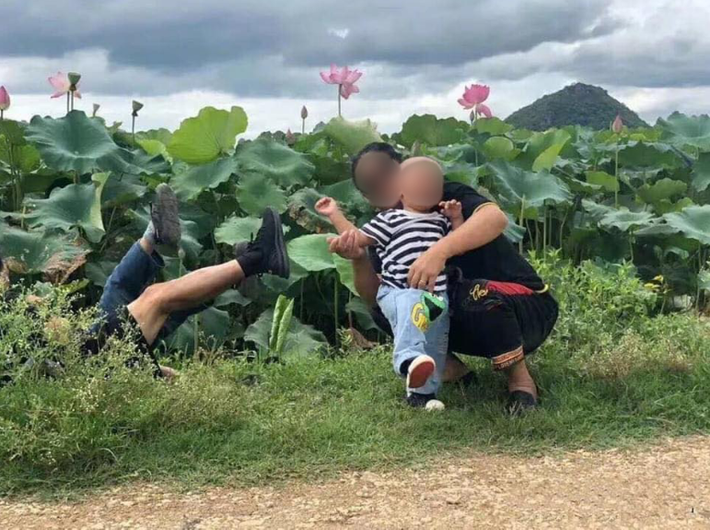 Hình ảnh khiến người ta cảm thấy vừa thương vừa buồn cười, đa phần đều cho rằng đây là một kỷ niệm đáng nhớ của gia đình này. Ảnh: Tổng hợp