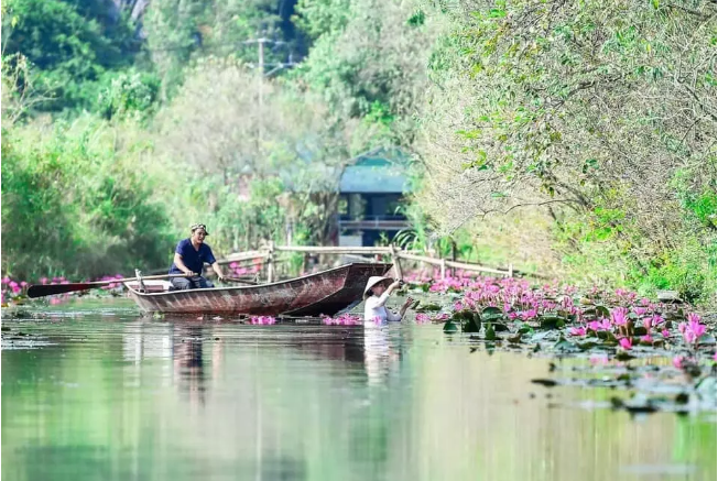 Khung cảnh hữu tình thực sự nếu như...xóa đi "nàng tiên cá" dưới hồ nước.
