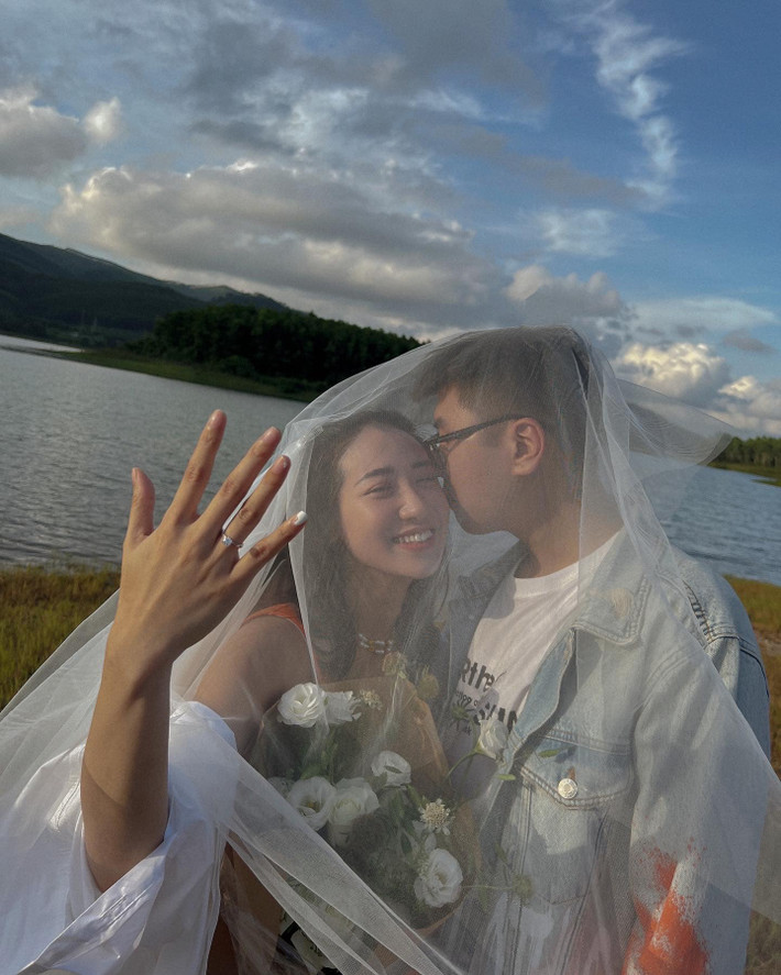 Nàng hot girl Hà thành chia sẻ: "Me: Yes, i do". Một lễ cầu hôn bất ngờ rớt nước mắt vì hạnh phúc, khóc suốt 30 phút không dừng được. Để được cái gật đầu thì chú rể cũng đổ máu luôn. Thực sự bất ngờ & hạnh phúc vỡ oà. Chắc clip để dành up sau cho hồi hộp".