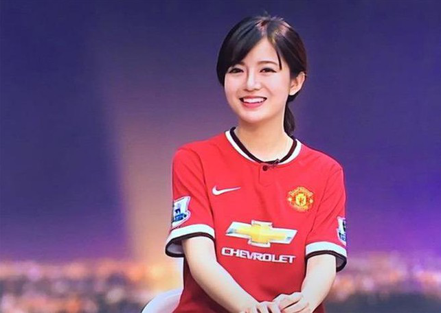 Vào năm 2015, Tú Linh càng gây chú ý hơn khi được mời bình luận trận đấu của Manchester United và Manchester City, đây cũng là thời điểm “hot girl M.U” bén duyên với nghề truyền hình.