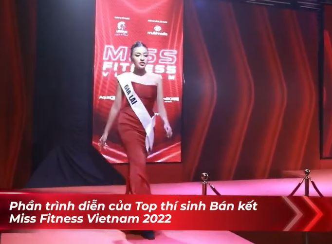 "Hot girl trứng rán" Trần Thanh Tâm diện chiếc váy đơn giản nhưng vẫn khoe được thân hình khá thon gọn.