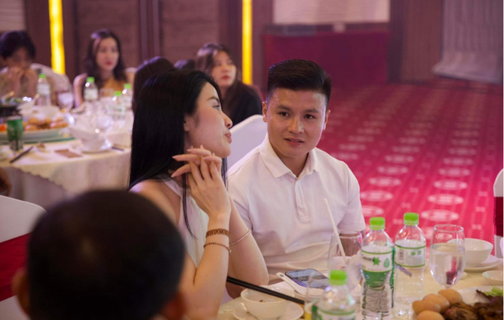 Theo một số hình ảnh hiếm hoi trên Facebook, hot girl 9X có gương mặt xinh xắn, 3 vòng nóng bỏng và ăn mặc rất có gu.