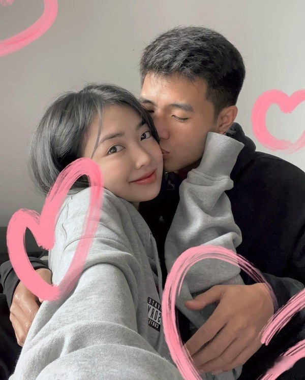 Để có được làn da mịn màng, cô nàng thường xuyên chăm sóc da mặt.