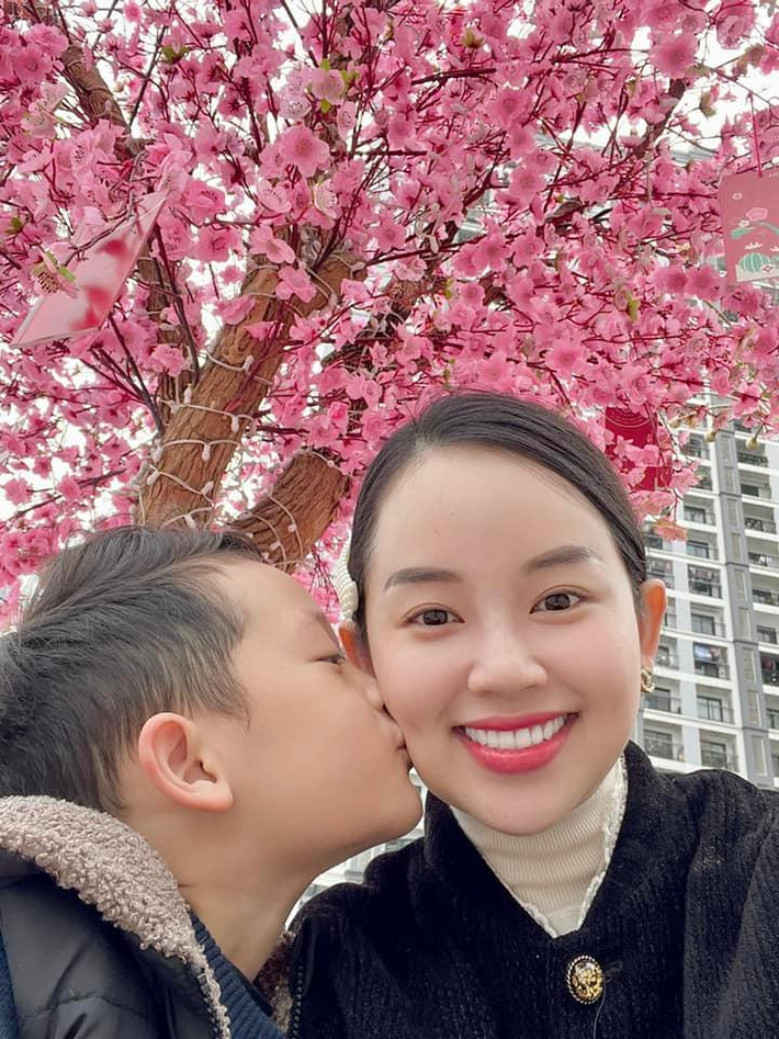 Nếu theo dõi trang cá nhân của Ly Kute, hẳn nhiều người có thể thấy hiện tại cuộc sống hiện tại của cô nàng rất ổn với cậu con trai ngoan ngoãn, việc kinh doanh thuận lợi và nhan sắc ngày càng trẻ trung.