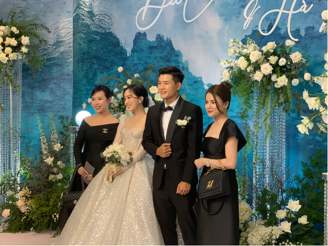 Qua một vài hình ảnh hiếm hoi lộ ra, dễ thấy bà xã Công Phượng lên cân khá nhiều và khuôn mặt cũng tròn trịa và bị phá nét đôi chút.