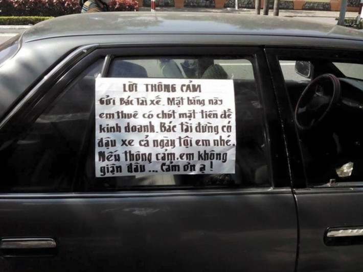 Thay vì có những hành động "trả đũa" nặng nề như tạt sơn, ném mắm tôm,...thì nhiều gia chủ lại lựa chọn hình thức văn minh cho tài xế đỗ xe sai.