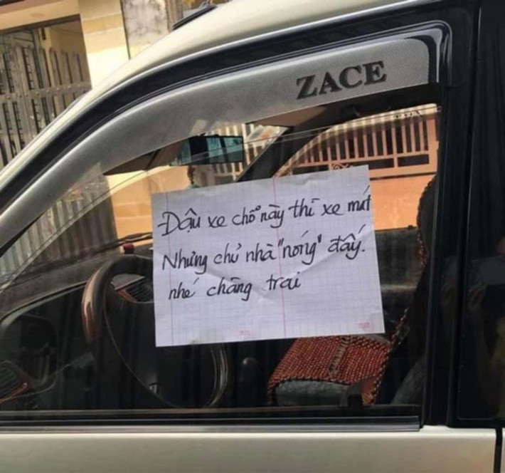Những vụ việc đỗ xe sai quy định, chắn ngang cửa nhà dân, bít lối đi... bị các chủ nhà "dằn mặt" từ nặng đến nhẹ vốn đã được chia sẻ rất nhiều trên mạng xã hội.