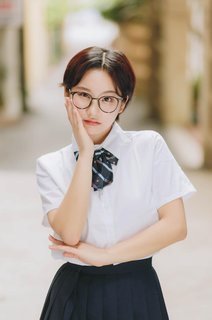 Dù tuổi đời và tuổi nghề còn rất nhỏ so với các anh chị tiền bối trong phim, mỹ nhân sinh năm 2002 vẫn khiến khán giả chú ý sau khi tập 24 lên sóng nhờ nhan sắc đẹp lạ.