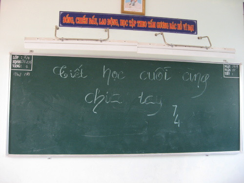 Sau khi viết xong, thầy giáo cầm chiếc balo bước ra khỏi lớp, không quên đưa tay chào tạm biệt học trò với nụ cười tươi trên môi.