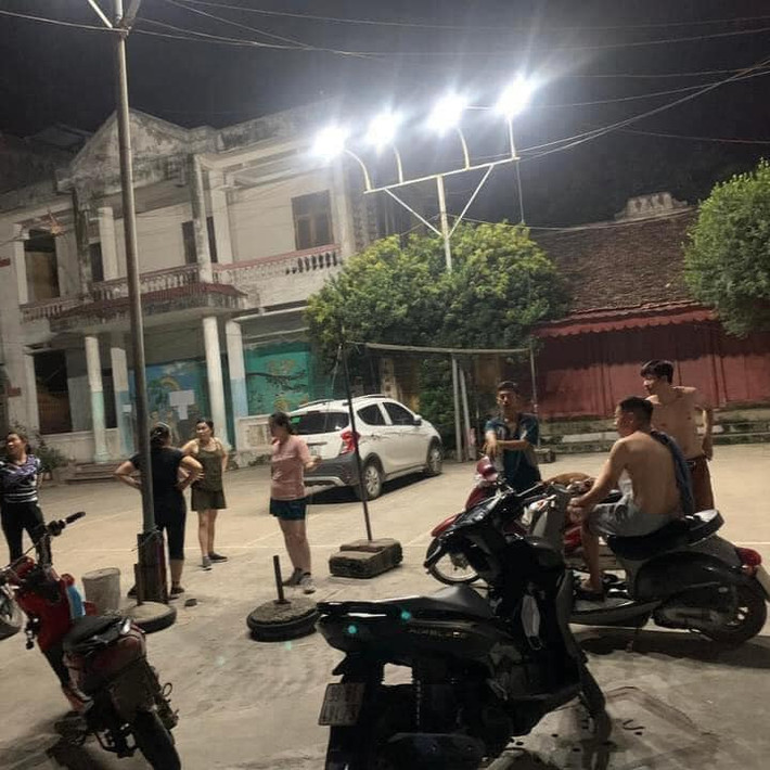 Mới đây, trên mạng xã hội chia sẻ hình ảnh xe ô tô trắng không rõ từ đâu tới đỗ xe ngay sân bóng chuyền của bà con lối xóm. Được biết đây là khu vực sinh hoạt chung, mọi người thường xuống tập thể dục thể thao, chơi bóng chuyền nên khi có xe xuất hiện, ai cũng bực tức.
