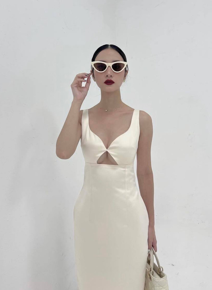 Mới đây Jun Vũ (Vũ Phương Anh) đã hoá thân thành quý cô sành điệu, cô diện chiếc váy khoét sâu vùng ngực, và để lộ lấp ló vòng 1 tròn đầy sau "dao kéo".