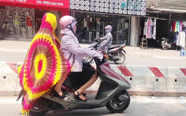 Chăn màn cũng là vật dụng được nhiều chị em lấy để che chắn làn da vào dịp nắng nóng mỗi khi ra đường.