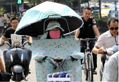 Một cách chống nắng hài hước nhưng cực kỳ hiệu quả, tuy vậy cách này sẽ khiến người lái xe khó di chuyển và có thể nguy hiểm.