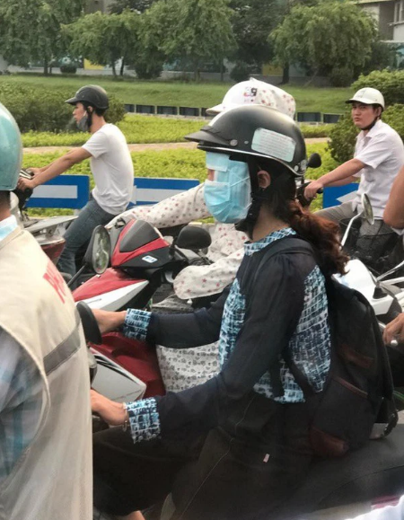 Những hình ảnh hài hước này ngay lập tức được người chứng kiến chụp lại và đăng tải lên mạng xã hội khiến cư dân mạng xôn xao bàn tán. Ảnh: Tổng hợp