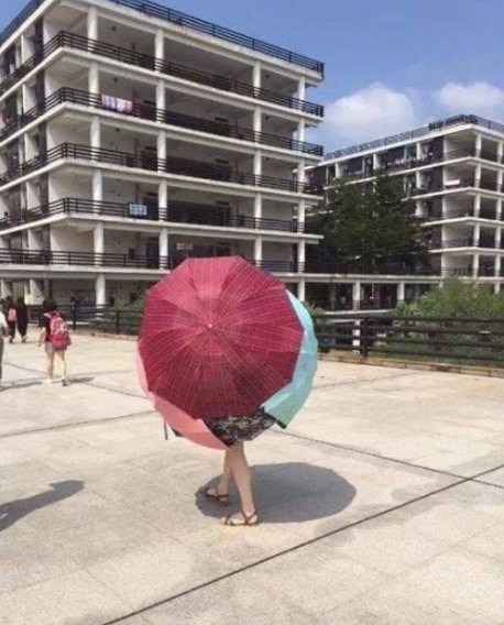 Khi vào những đợt cao điểm nắng nóng thì khí hậu ở nhiều nơi gay gắt hơn bao giờ hết. Vì thế việc ra đường đối với các chị em phụ nữ phải "phi thân" đối mặt với cái nắng gay gắt không phải là chuyện đơn giản.