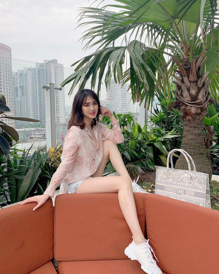 So với những hình ảnh trước đây thì hiện tại gương mặt cô có khá nhiều thay đổi, thanh thoát và ngũ quan hài hòa hơn rất nhiều.