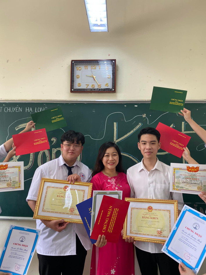 Lớp này không có gì ngoài giấy khen, khoe ra hết thế này cho các lớp khác phải trầm trồ ngưỡng mộ. Ảnh: Ngân Đặng/Group Trường Người Ta