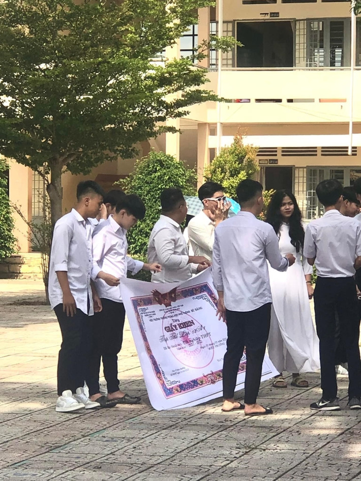 Không chỉ là những giọt nước mắt chia tay bạn bè, thầy cô nhiều cô cậu học sinh tinh nghịch còn nghĩ ra đủ trò để tạo nên một ngày bế giảng năm học đáng nhớ. Ảnh: Group Trường Người Ta