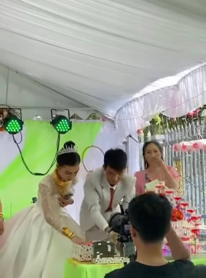 Mới đây tại Long An, cô dâu có tên Hoàng Trang khiến bao người mơ ước khi được tặng rất nhiều vòng vàng làm hồi môn.