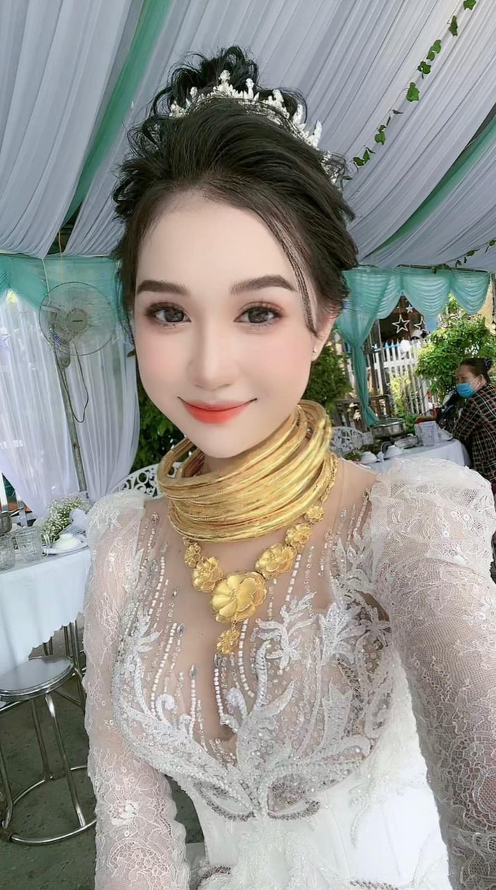 Vừa đăng ảnh "khoe" vàng cưới, cô dâu còn đùa vui rằng "Lấy chồng gánh nặng quá". Được biết số vòng vàng này ít nhất có giá trị trên 500 triệu đồng.