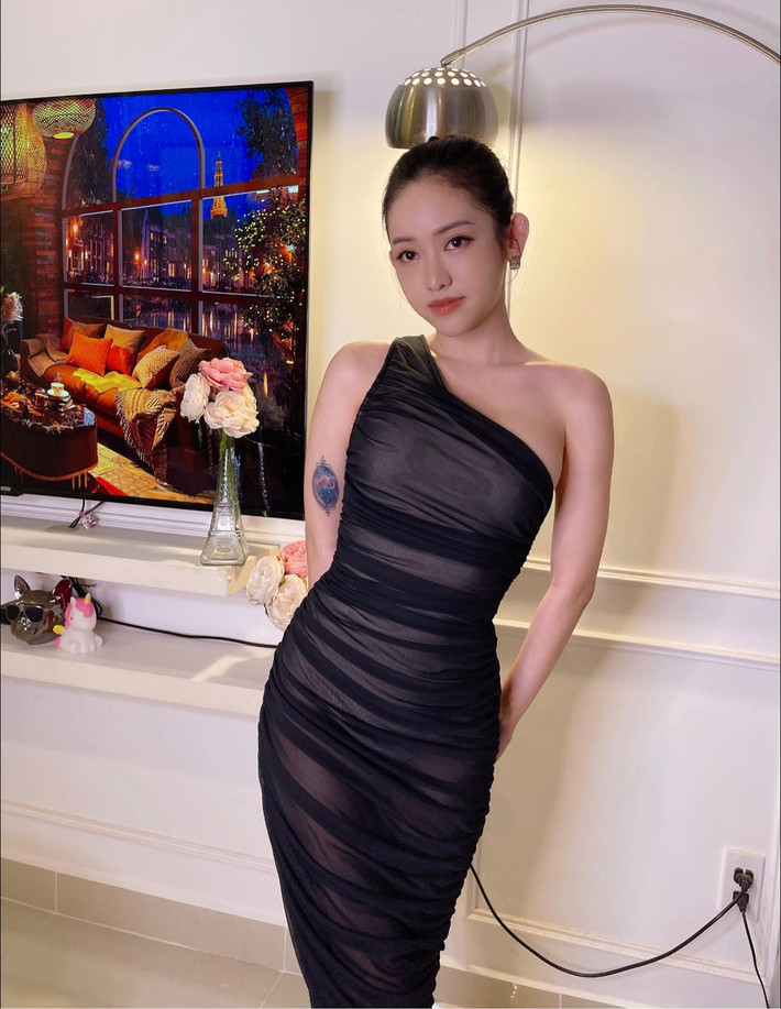 Thúy Vi quyết dấn thân vào showbiz, xin đầu quân cho các công ty giải trí, tham gia nhiều gameshow truyền hình.