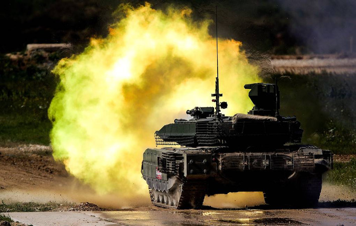 Ngoài ra, lớp giáp của T-90M cũng được cho là cải tiến vượt bậc so với những phiên bản T-90 trước đây khi nó được phủ một lớp hợp chất chống trượt có thành phần đặc biệt tương tự như trên xe tăng T-14 Armata. Nguồn ảnh: Rumil.