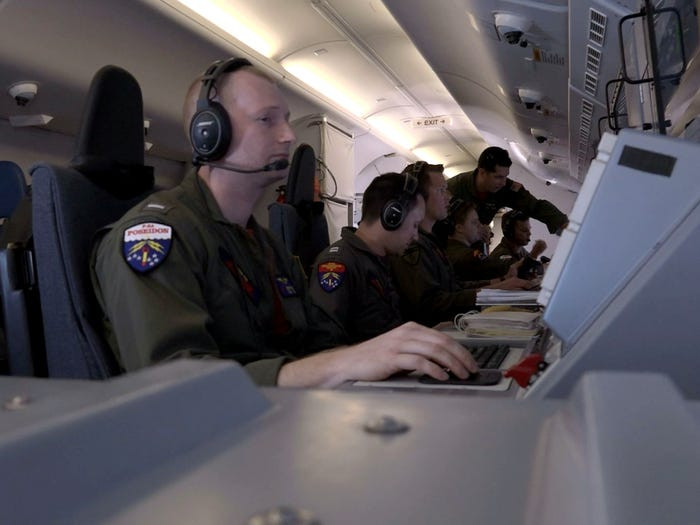 Điểm khác biệt rõ nét nhất nằm ở khoang hành khách phía sau, nơi mà chiếc P-8 Poseidon đã cải biên lại hoàn toàn với một loạt các thiết bị điện tử, màn hình hiển thị thông tin tình báo. Nguồn ảnh: BI.