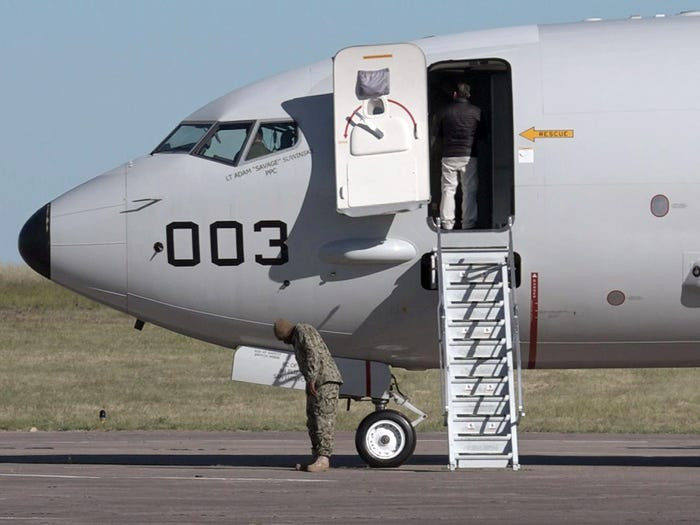Cụ thể, P-8 Poseidon có khả năng mang theo nhiều loại vũ khí chống ngầm của Hải quân Mỹ, biến nó thành một trong số ít những loại máy bay thương mại được cải biên thành máy bay mang vũ khí quân sự. Nguồn ảnh: BI.