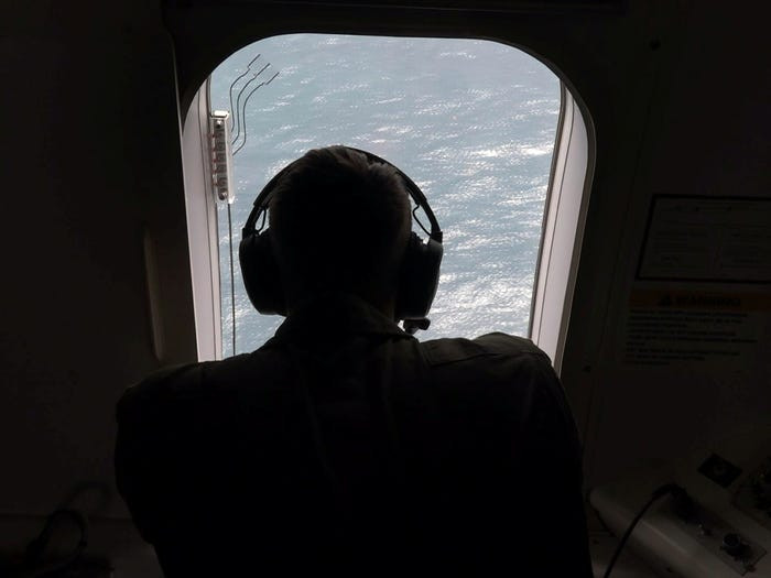 Ngoài các thiết bị trinh sát bằng camera hiện đại độ phân giải cao, P-8 Poseidon cũng có các ô cửa kính để hoa tiêu bằng mắt thường. Nguồn ảnh: BI.