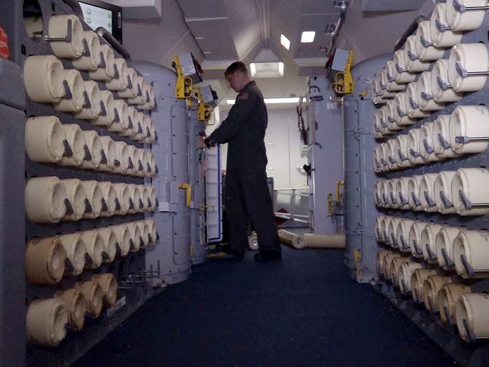 Ở khoang phía sau của P-8 Poseidon là một loạt các thiết bị trinh sát săn ngầm. Tổng cộng máy bay mang theo được 129 thiết bị định vị thuỷ âm dưới mặt nước. Nguồn ảnh: BI.