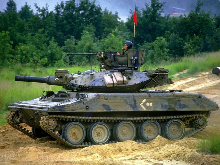Đáng tiếc là sau khi M551 bị loại biên hoàn toàn khỏi biên chế Quân đội Mỹ hồi năm 2003, tới nay Mỹ vẫn chưa có bất cứ một loại xe tăng hạng nặng nào trong biên chế và việc thả dù xe tăng với Mỹ hiện nay là không tưởng vì xe tăng chủ lực của nước này hiện có trọng lượng lên tới hơn 60 tấn. Nguồn ảnh: Pinterest.