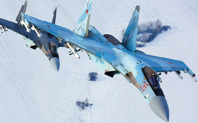Theo thông tin được tiết lộ trong thông cáo báo chí của Không quân Mỹ, chiếc Su-35 của Nga đã bay lộn ngược ở khoảng cách chỉ 25 feet (hơn 8 mét) trước mũi máy bay tuần tra biển P-8A. Nguồn ảnh: Rumil.