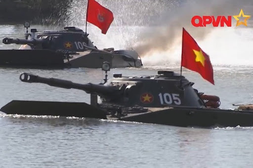 Ngay cả những kỹ sư kỳ cựu của Liên Xô trước kia khi tạo ra PT-76 trong phòng thiết kế cũng không thể tưởng tượng được rằng, một ngày nào đó, những chiếc xe tăng lội nước này sẽ "bơi" 60 km trên biển. Nguồn: QPVN.