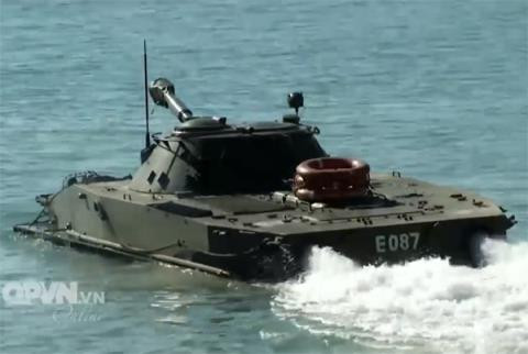 Được phân loại là "xe tăng lội nước", các xe tăng PT-76 của Việt Nam hoàn toàn có khả năng di chuyển trên biển như một phương tiện lưỡng cư. Nguồn: QPVN.