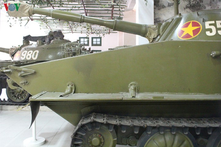 Mặc dù vậy, thiết kế của xe tăng PT-76 chỉ cung cấp cho chúng khả năng lội nước vượt sông, vượt đầm lầy hoặc di chuyển từ tàu đổ bộ lên bờ. Nguồn: VOV.