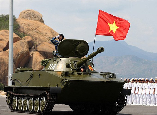 Việc di chuyển một khoảng cách xa như vậy không những đòi hỏi những chiến sĩ tăng thiết giáp thuần thục khả năng điều khiển xe tăng dưới nước mà còn phải nhuần nhuyễn cả kỹ thuật... dẫn đường của hải quân, thuộc con nước thủy triều,... Nguồn: BHQ.