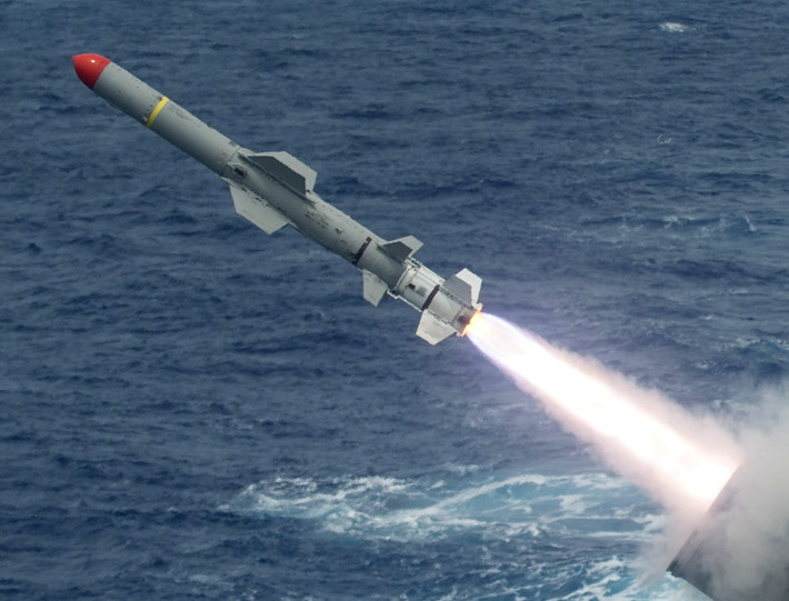 Tên lửa chống hạm Harpoon có khả năng tấn công mục tiêu ở sau đường chân trời, có thể hoạt động trong mọi điều kiện thời tiết, bất kể ngày đêm. Loại tên lửa này được trang bị radar chủ động để bay ở độ cao hành trình cực thấp nhằm lảng tránh việc bị đối phương phát hiện. Nguồn ảnh: Pinterest.