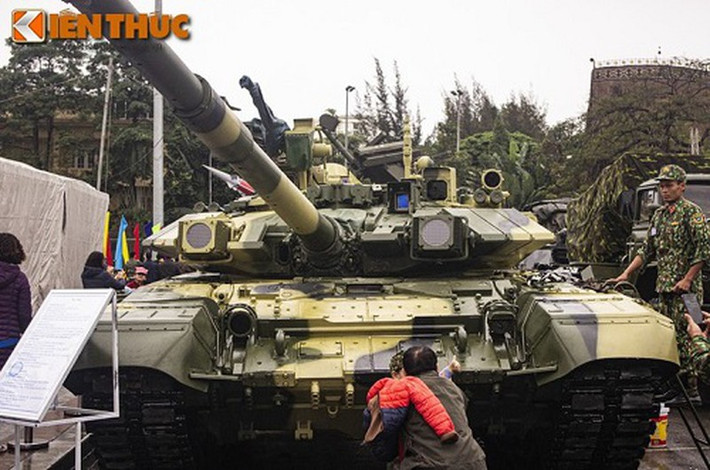 Đầu tiên là trưởng xa, đây là vị trí tai mắt của toàn bộ kíp lái T-90. Trưởng xa chịu rất nhiều trách nhiệm trong đó có việc tìm kiếm, phát hiện mục tiêu, dẫn đường cho lái xe di chuyển, xác định mục tiêu để khai hoả,...