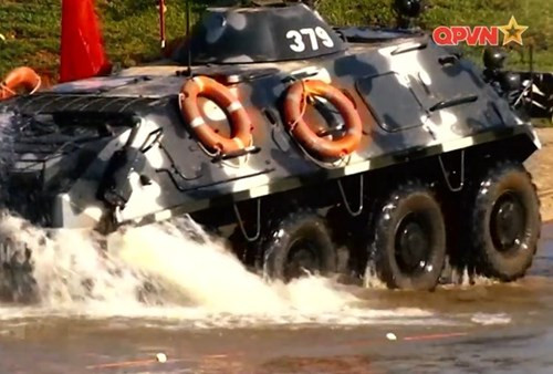 Ngoài ra, trên xe còn được bố trí nhiều "lỗ châu mai", cho phép binh lính có thể khai hoả ra xung quanh xe (trừ phía sau) thông qua các lỗ châu mai này. Nguồn ảnh: QPVN.