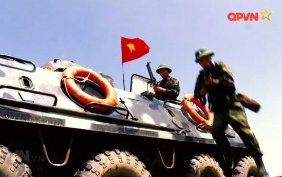 Bộ đội Việt Nam huấn luyện tấn công đổ bộ từ xe thiết giáp BTR-60, có thể thấy binh lính phải chui ra khỏi nóc xe và nhảy xuống đất thay vì có cửa ở phía sau xe như nhiều loại thiết giáp chở quân khác. Nguồn ảnh: QPVN.