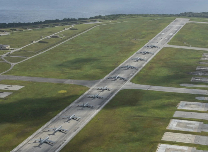 Nhân vật chính tham gia cuộc trình diễn "voi đi bộ" của không quân Mỹ trên đảo Guam là những máy bay ném bom B-52. Tổng cộng phía Mỹ đã huy động 5 máy bay ném bom B-52 vào màn trình diễn này. Nguồn ảnh: Scamble.